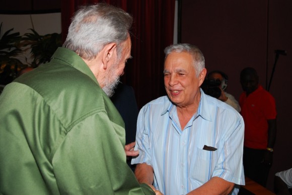Fidel saluda a Rolando Alfonso Borges, Jefe del Departamento Ideológico del Comité Central. Foto: Estudios Revolución