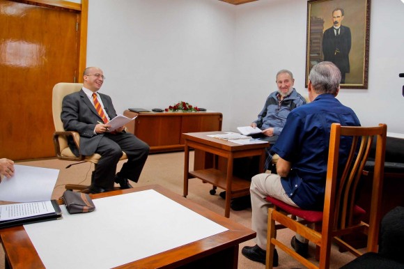 Fidel en la Mesa Redonda. Foto: Alex Castro