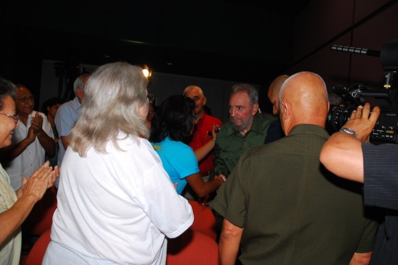 Fidel saluda a Sara González y a Vicente Feliú. Foto: Estudios Revolución