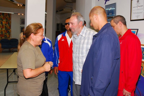 Fidel visita el Acuario Nacional de Cuba. Foto: Estudios Revolución 