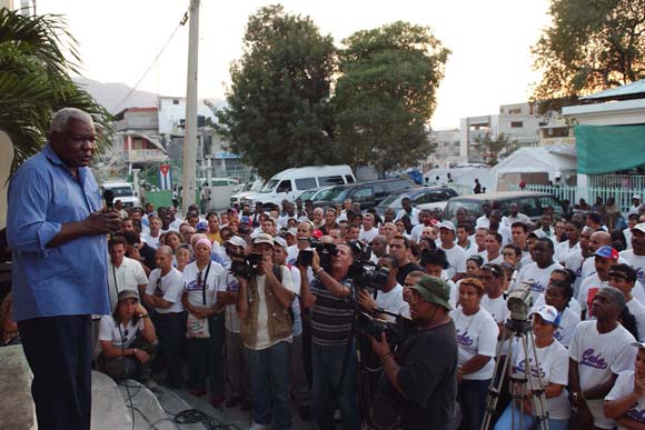 Esteban Lazo (I), miembro del Buró Político, durante una visita de trabajo a Haití el 8 de febrero de 2010. AIN Foto: Juvenal Balan Neyra