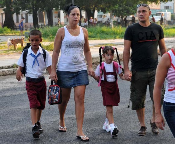 Los padres llevan a los niños pequeños a la escuela. Foto: AFP