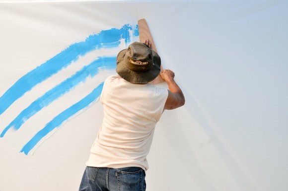 Nelson Domínguez en plena faena. Mural por la paz de la Brigada Martha Machado. Foto: Roberto Chile