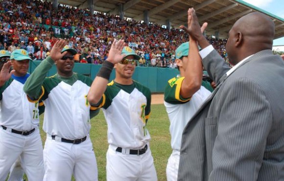 Pedro Luís Lazo es felicitado por sus compañeros de equipo durante su retiro oficial del béisbol cubano, en ceremonia  efectuada en el estadio Capitán San Luís de la ciudad de Pinar del Río, el 26 de diciembre de 2010. AIN FOTO/Abel PADRON PADILLA/