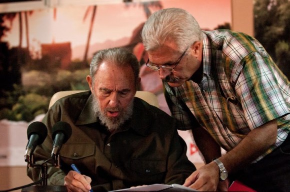 Fidel con el viceministro de Salud Pública, Roberto González Martín. Foto: Roberto Chile