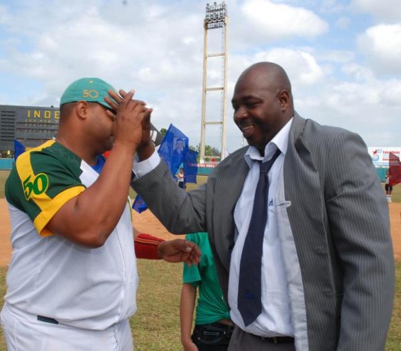 Felicita Yosvany Peraza (I), al rascacielos Pedro Luís Lazo, durante su despedida del béisbol activo,  en el estadio Capitán San Luís de la ciudad de Pinar del Río, el 26 de diciembre de 2010. AIN FOTO/Abel PADRON PADILLA