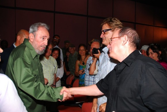 Fidel saluda a Silvio Rodríguez y Amaury Pérez. Foto: Estudios Revolución