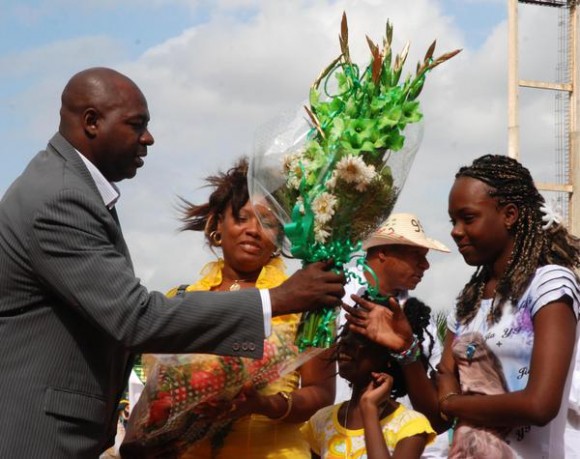 Pedro Luís Lazo junto a su familia en su ceremonia de despedida oficial, efectuada en el estadio Capitán San Luís de la ciudad de Pinar del Río, el 26 de diciembre de 2010. AIN FOTO/Abel PADRON PADILLA