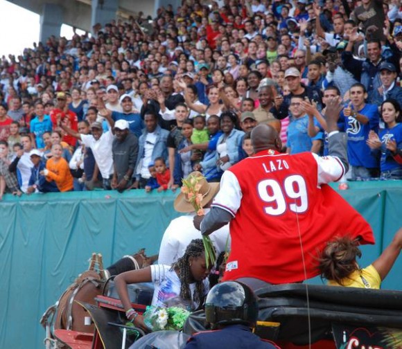 Pedro Luís Lazo acomodado en un quitrín, con su emblemática camiseta con el número 99, se despide de su público en la ceremonia de su retiro oficial del béisbol activo, efectuada en el estadio Capitán San Luís de la ciudad de Pinar del Río, el 26 de diciembre de 2010. AIN FOTO/Abel PADRON PADILLA