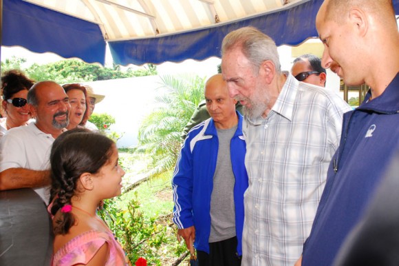Fidel visita el Acuario Nacional de Cuba. Foto: Estudios Revolución 