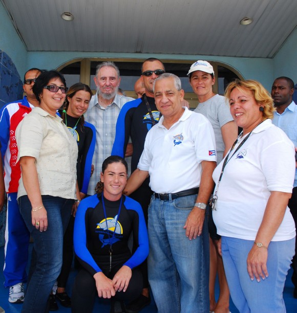 Fidel visita el Acuario Nacional de Cuba. Foto: Estudios Revolución 