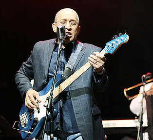 El líder de Los Van Van, Juan Formell, durante el concierto de la noche del domingo en el James L. Knight Center.