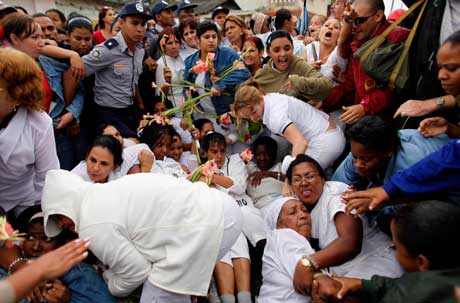 La policía cubana cuidando la integridad de las 