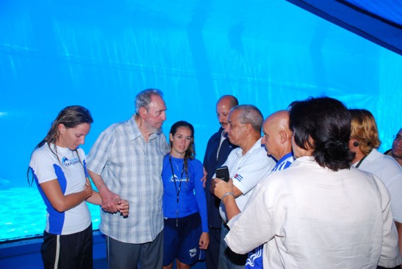 Fidel visita el Acuario Nacional de Cuba. Foto: Estudios Revolución 