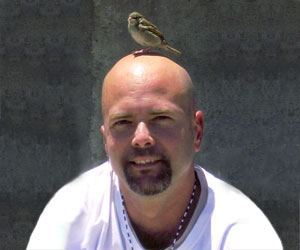 Gerardo Hernández y su pájaro Cardenal en la prisión de máxima seguridad de Victorville, California.