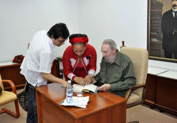 La senadora  Piedad Córdoba obsequia a Fidel el libro 