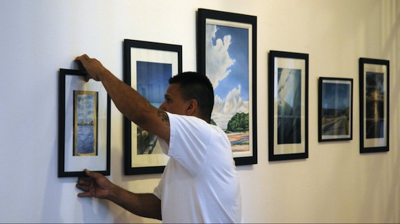 Exposición de pintura de Antonio Guerrero en antigua cárcel de California