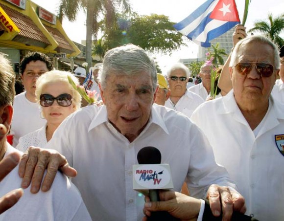 Posada Carriles en la marcha de ayer, 25 de marzo de 2010, en Miami. Foto: Reuters